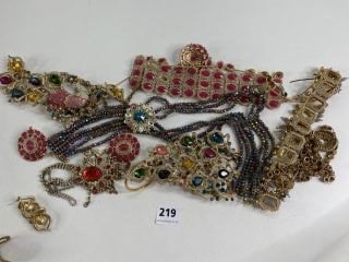 LARGE QUANTITY OF COSTUME JEWELLERY (MPSE54850682)