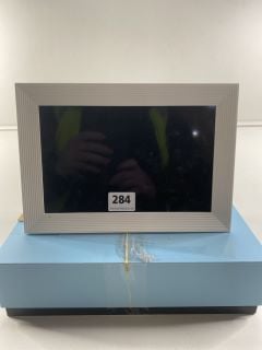 AURA CARVER DIGITAL PICTURE FRAME IN SEA SALT. (WITH BOX & CHARGE UNIT) (SMASHED SCREEN TO BE SOLD AS SALVAGE/SPARES)  [JPTN41294]