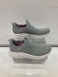 SKETCHES LADIES SWIFT FIT TRAINERS GREY SIZE 4 TO INCLUDE SKECHERS MENS SWIFT FIT TRAINERS NAVY SIZE 7