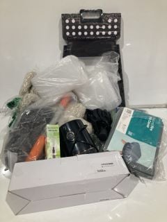 BOX OF ITEMS INCLUDING CELLULOSE SCRUB SPONGE