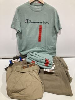 BOX OF CLOTHES INCLUDING CHAMPION MEDIUM BLUE SHIRT & HANGTEN HYBRID WALKSHORT SIZE 40