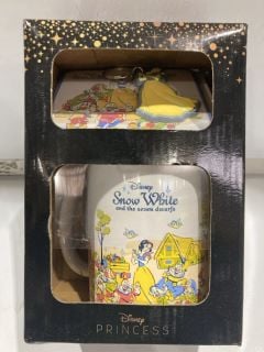 A BOX TO INCLUDE DISNEY SNOW WHITE AND THE SEVEN DWARFS MUG AND KEYRING SET