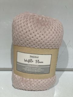 A BOX TO INCLUDE WAFFLE FLEECE SINGLE DUVET SET