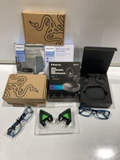 1 X A BOX OF ITEMS TO INCLUDE SKULLCANDY EARBUDS WITH THOMAS HEADPHONES WITH RAZER KITTY KRAKENS EARS