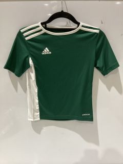 BOX OF CLOTHES INCLUDING ADIDAS GREEN/WHITE TSHIRT 7-8YR