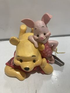 1 X DISNEY SHOWCASE WINNIE THE POOH COLLECTABLE