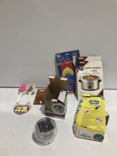 BOX OF PET ITEMS INCLUDING PET FOOD CAN COVERS AND SPOON