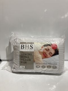 QTY OF BEDDING ITEMS TO INCLUDE SOFT COTTON PILLOWS