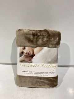 QTY OF BEDDING ITEMS TO INCLUDE CASHMERE-FEELING BLANKET 130 X 170 CM