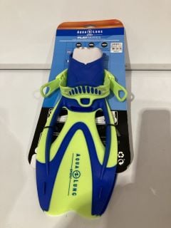 QTY OF ASSORTED ITEMS TO INCLUDE AQUALUNG SPORT ZINGER JR FINS