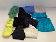 11 X GARMENTS VARIOUS BRANDS AND SIZES INCLUDING WHITE TOP FROM OUT FROM UNDER SIZE XS (TOTAL P.V.P 354€) - LOCATION 25B.