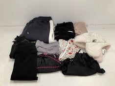 10 X GARMENTS VARIOUS BRANDS AND SIZES INCLUDING BEIGE HAT FROM IETS FRANS (TOTAL P.V.P 176€) - LOCATION 29B.