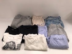 10 X GARMENTS VARIOUS BRANDS AND SIZES INCLUDING IETS FRANS T-SHIRT SIZE S (TOTAL P.V.P 366€) - LOCATION 49B.