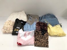 10 X GARMENTS VARIOUS BRANDS AND SIZES INCLUDING LIONESS JEANS SIZE S (TOTAL P.V.P 400€) - LOCATION 50B.