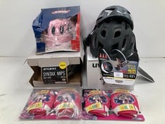 7 X BIKE RIDING ITEMS INCLUDING MINNIE KNEE PADS - LOCATION 19B.