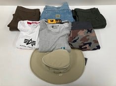 7 X GARMENTS VARIOUS BRANDS AND SIZES INCLUDING GREY CARHARTT T-SHIRT SIZE 2XL - LOCATION 33C.