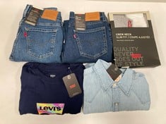 5 X LEVIS BRAND GARMENTS VARIOUS SIZES INCLUDING NAVY BLUE T-SHIRT SIZE L- LOCATION 40C.