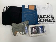 5 X JACK & JONES BRAND CLOTHING VARIOUS SIZES INCLUDING WHITE T-SHIRT SIZE S- LOCATION 45C.