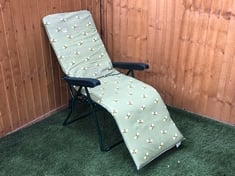 4 X ASSORTED GARDEN CHAIRS TO INCLUDE MULTI-POSITION RELAXER CHAIR IN GREEN / BEE PRINT