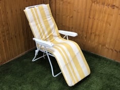 4 X ASSORTED GARDEN CHAIRS TO INCLUDE MULTI-POSITION RELAXER CHAIR IN YELLOW / WHITE STRIPE PRINT