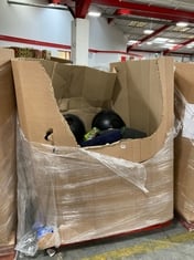 PALLET OF ASSORTED ITEMS TO INCLUDE PATCH OF ARTIFICIAL GRASS TO INCLUDE INFLATABLE CAMPING MATTRESS IN BLUE (PARTS) (KERBSIDE PALLET DELIVERY)