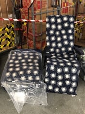 APPROX 4 X ASSORTED GARDEN CHAIRS TO INCLUDE FOLD OUT RELAXER CHAIR IN NAVY / WHITE PRINT