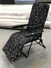 4 X ASSORTED GARDEN CHAIRS TO INCLUDE 2 X FOLD OUT GARDEN RELAXER CHAIR IN BLACK / WHITE FACE PRINT