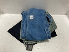 3 X ASSORTED DICKIES CLOTHING TO INCLUDE DENIM BLUE DUNGAREES SIZE SM/P