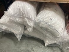 APPROX 6 X ASSORTED BEDDING PILLOWS IN WHITE