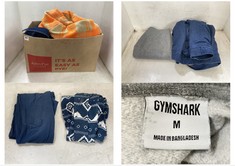 BOX OF ASSORTED CLOTHES TO INCLUDE TOPSHOP WOMENS REVERSIBLE DENIM JACKET IN ORANGE / DARK BLUE SIZE 10