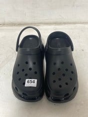 CROCS CLASSIC MEGA CRUSH CLOG IN BLACK SIZE 6/8