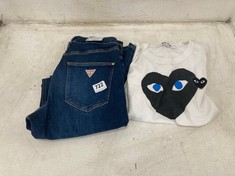 COMME DES GARCONS PLAY T-SHIRT IN WHITE / BLACK SIZE SMALL TO INCLUDE GUESS BLUE JEANS IN BLUE SIZE 25