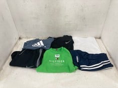 APPROX 5 X ASSORTED CLOTHES TO INCLUDE NIKE KIDS T-SHIRT IN WHITE SIZE MEDIUM