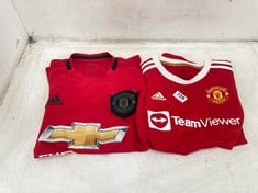 ADIDAD MANCHESTER UNITED T-SHIRT IN RED SIZE XS TO INCLUDE ADIDAD MANCHESTER UNITED T-SHIRT IN RED SIZE SMALL