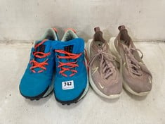 NIKE WOMENS RUNNING TRAINERS IN BEIGE SIZE 5.5 TO INCLUDE NIKE MENS RUNNING TRAINERS IN BLUE SIZE 8.5