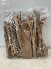 18 X STONE THE CROWS BAG OF LARGE DRIFTWOOD PIECES-LNG 20-25CM - TOTAL RRP £306