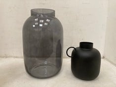 LA REDOUTE INTERIEURS ANAIA 17CM HIGH METAL BALL VASE GGQ640 - RRP £22 AND LA REDOUTE INTERIEURS TAMAGNI GLASS VASE H32CM SMOKY GREY GIC122 - RRP £34