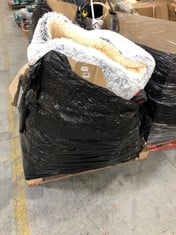 PALLET OF ASSORTED ITEMS TO INCLUDE 2 X LARGE BLACK PLASTIC TUB TO INCLUDE GREY / YELLOW FAUX FUR MEDIUM DOG BED (ZONE 8)