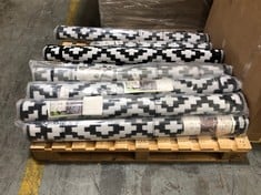 PALLET OF ASSORTED RUGS TO INCLUDE GREEN DECORATION REVERSIBLE OUTDOOR RUG IN BLACK / WHITE (ZONE 8)