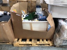 PALLET OF ASSORTED ITEMS / PET FOOD TO INCLUDE JUICY BITES CAT TREATS - 3 PACKS - BBE: 8/2024 (ZONE 8)