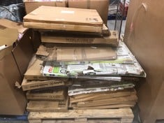 PALLET OF ASSORTED SAFETY GATES TO INCLUDE MUNCHKINS SURE SHUT SAFETY GATE (ZONE 8)