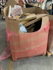 PALLET OF ASSORTED ITEMS TO INCLUDE PAWHUT WIDE STAIR GATE IN WHITE - MODEL NO. D06-109V02 (ZONE 8)