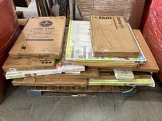 PALLET OF ASSORTED SAFETY GATES TO INCLUDE MUNCHKINS SURE SHUT SAFETY GATE (ZONE 8)