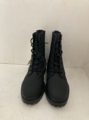 X3 ASSORTED FOOTWEAR TO INCLUDE ELASTICATED COMBAT BOOTS SIZE 6.5 (ASSORTED SIZES).