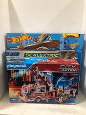 3 X ASSORTED KIDS TOYS TO INCLUDE HOT WHEELS CITY ULTIMATE GARAGE