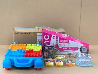 4 X CHILDRENS TOYS TO INCLUDE ZINC THREE WHEELED LIGHT UP SCOOTER IN PINK: LOCATION - H12