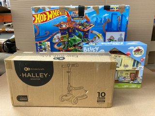 QTY OF CHILDRENS TOYS TO INCLUDE HOT WHEELS ULTIMATE GARAGE: LOCATION - H16