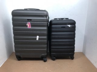 MEDIUM 4 WHEELED HARD SHELL SUITCASE IN DARK GREY TO INCLUDE SMALL 4 WHEELED HARD SHELL SUITCASE IN BLACK: LOCATION - I8