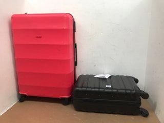 MEDIUM 4 WHEELED HARD SHELL SUITCASE IN RED TO INCLUDE SMALL 4 WHEELED HARD SHELL SUITCASE IN BLACK: LOCATION - I8