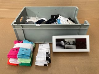 QTY OF CLOTHING TO INCLUDE PACK OF 2 NIKE MULTIPLIER DRI-FIT SOCKS IN WHITE UK SIZE 5-8: LOCATION - I5